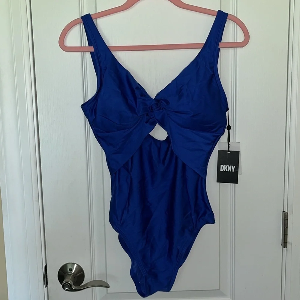 🆕 DKNY Peekaboo Twist-Detail Low-Back One-Piece Swimsuit Lapis Blue Size 8 - Picture 2 of 8